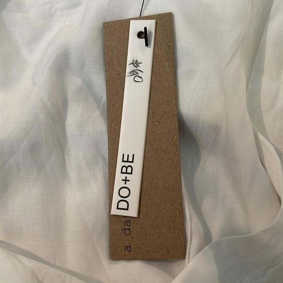 Do+BE White V-Neck Blouse with Ballon Sleeves with a feminine trim. Small NWT - Picture 9 of 9